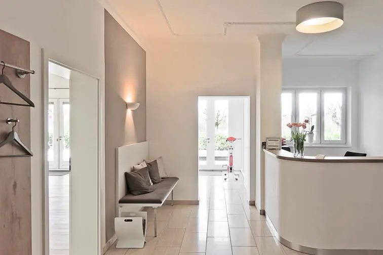 Der Empfang bildet das räumliche Gelenk der Praxis Der Empfang bildet das räumliche Gelenk der Praxis