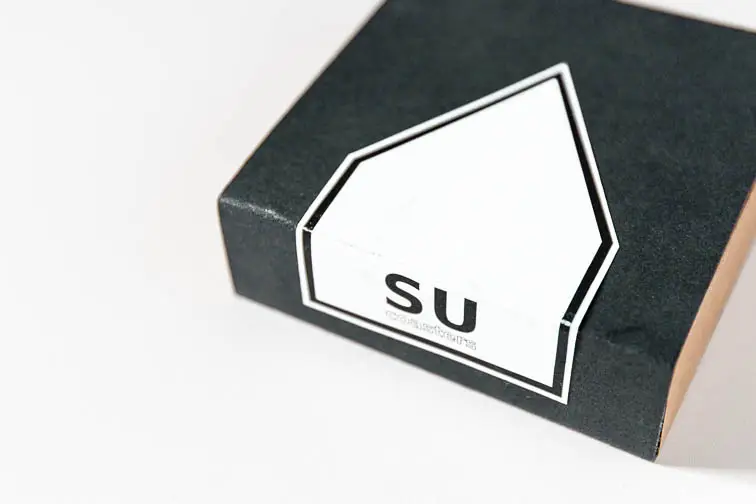 Die Gebäudekontur des Projekts ziert die Verpackung aus Wellpappe und Tonpapier Die Gebäudekontur des Projekts ziert die Verpackung aus Wellpappe und Tonpapier