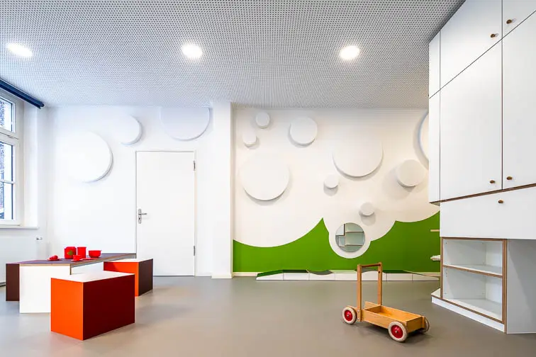 Viel Platz zum Spielen findet sich im Gruppenraum zwischen farbigen Akzenten Viel Platz zum Spielen findet sich im Gruppenraum zwischen farbigen Akzenten