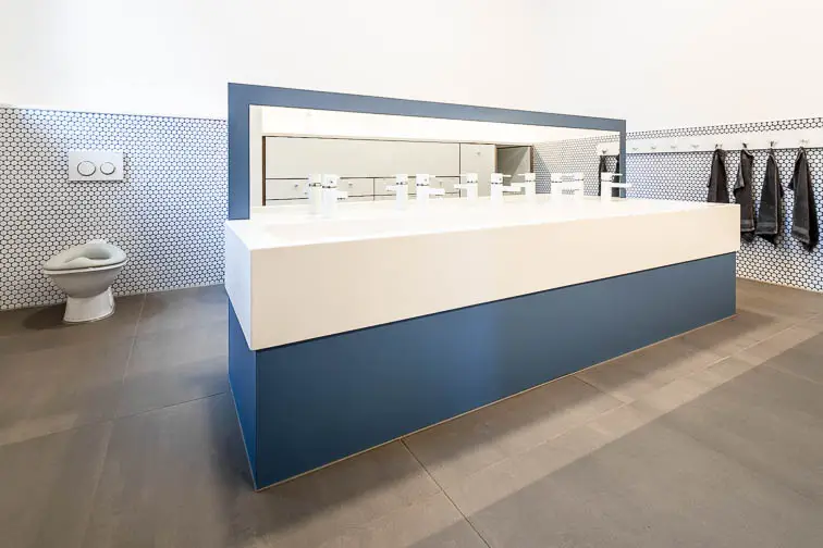 Auf Augenhöhe der Kinder: der als freistehendes Möbel entwickelte Waschplatz Auf Augenhöhe der Kinder: der als freistehendes Möbel entwickelte Waschplatz