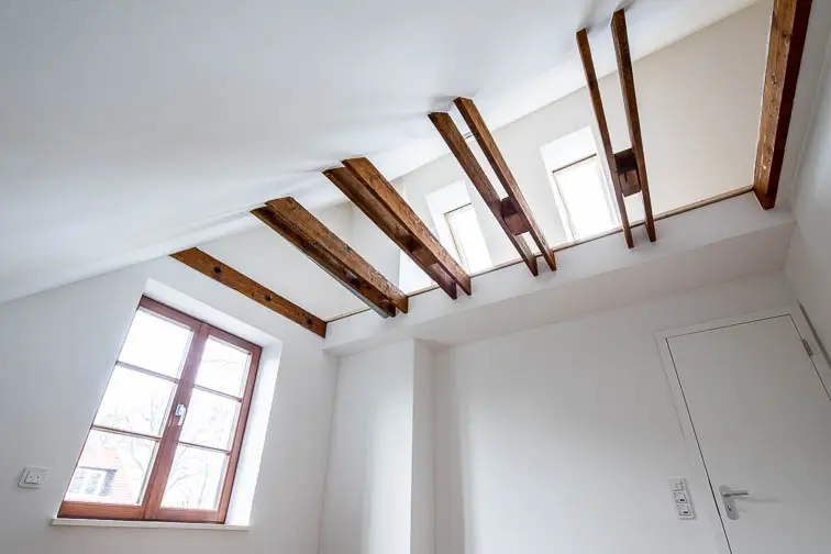 Klare Formen und verwandte Farben markieren einzelne Spielbereiche