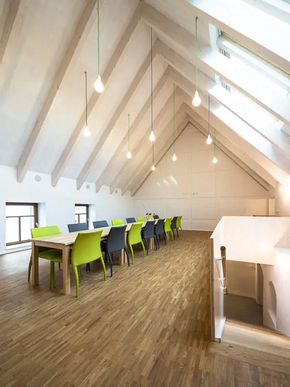 Sichtbare Sparren und eine Schalung aus Dreischichtplatten prägen das Dach des Mehrzweckraums Sichtbare Sparren und eine Schalung aus Dreischichtplatten prägen das Dach des Mehrzweckraums