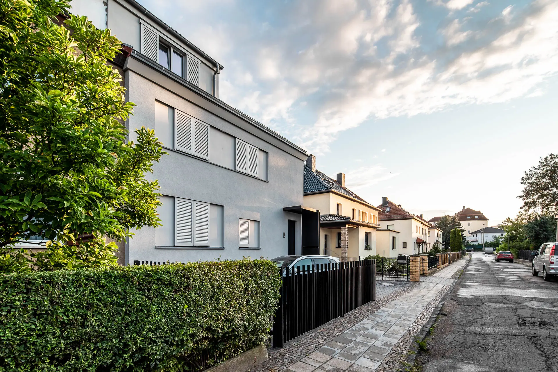 Durch die Parknischen bleibt die Position der Schiebel&auml;den auch dann ablesbar, wenn sie geschlossen sind; die Proportionen der Fassade bleiben erhalten