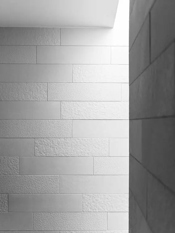 Die Wandfliesen sind im »Wilden Verband« verlegt Die Wandfliesen sind im »Wilden Verband« verlegt