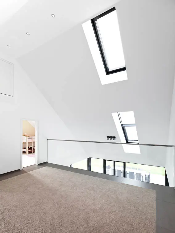 Innenraumperspektive einer Galerie. Einfamilienhaus. Blick in die Dachschr&auml;ge