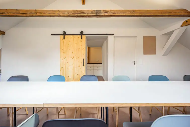 Hinter der Schiebetür, die an ein Scheunentor erinnert, befindet sich die Teekücke Hinter der Schiebetür, die an ein Scheunentor erinnert, befindet sich die Teekücke