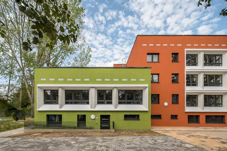 Der niedrigste Bauk&ouml;rper des ehemaligen Typenprojekts WBS&nbsp;70 ist nun gr&uuml;n