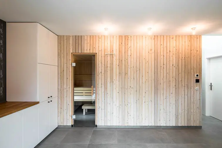 Warmes Holz zitiert die historische Wandbekleidung Warmes Holz zitiert die historische Wandbekleidung