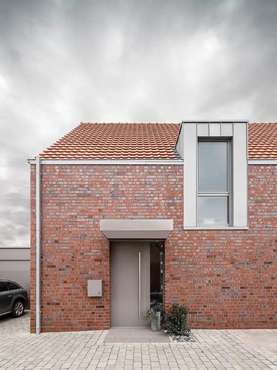 Zwei Farben gen&uuml;gen: Rot- und Graut&ouml;ne pr&auml;gen die Au&szlig;enhaut