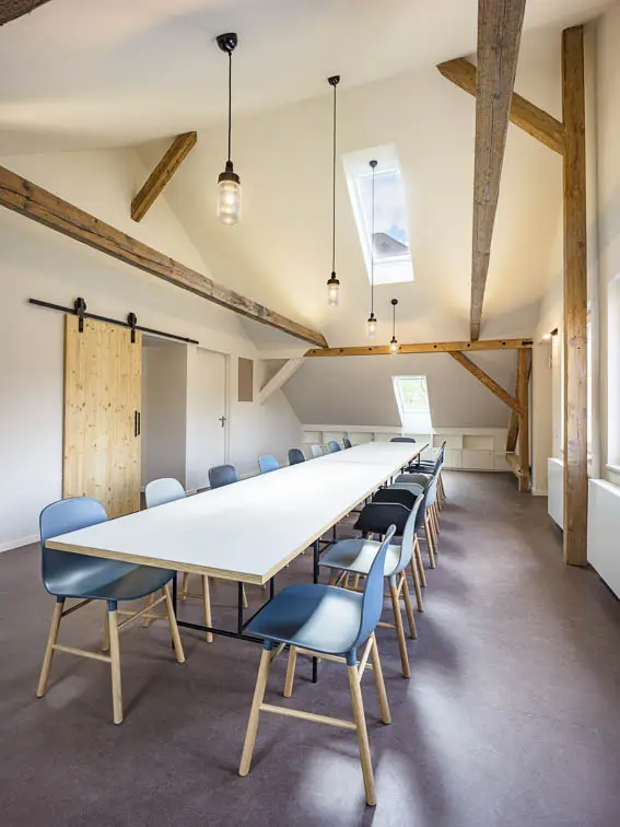 Der Besprechungsraum erstreckt sich bis zum First Der Besprechungsraum erstreckt sich bis zum First