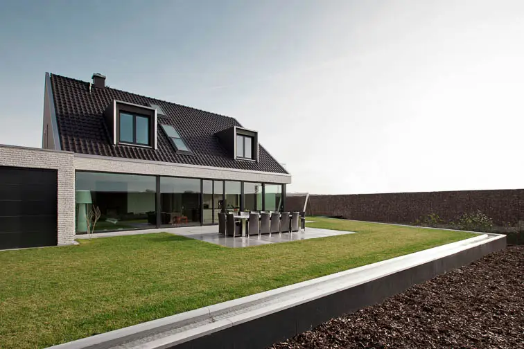 Au&szlig;enaufnahme, Gartenseite eines modernen Einfamilienhaues mit gro&szlig;z&uuml;giger Verglasung des Wohnzimmers