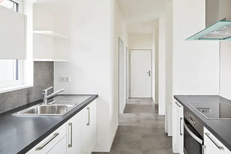 Ein Teil des Flures dient gleichzeitig als K&uuml;che. Auf diese Weise wird der kostbare Raum mit ausreichender Deckenh&ouml;he doppelt genutzt