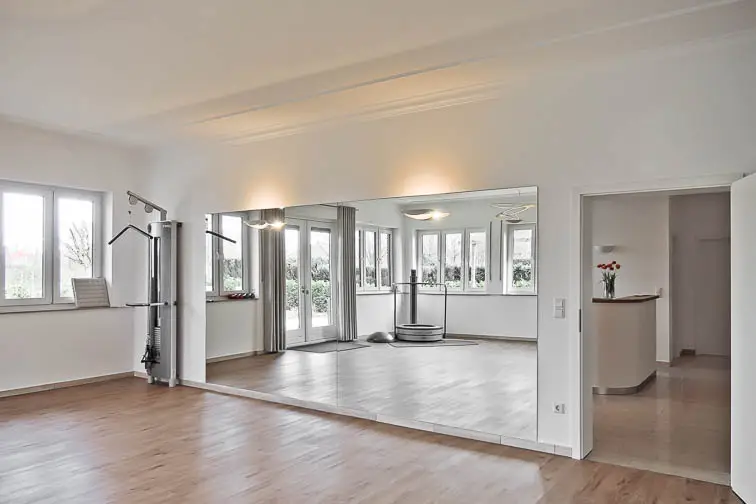 Er befindet sich direkt am Empfang Er befindet sich direkt am Empfang