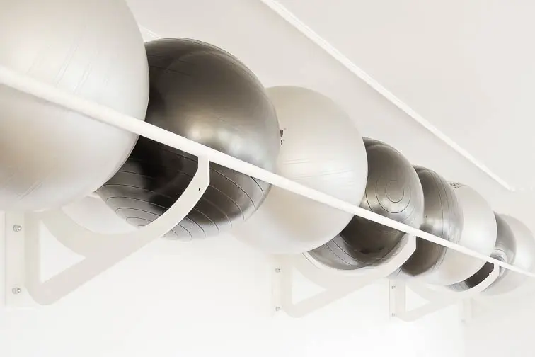 Die Therapiebälle finden unter der Decke Platz Die Therapiebälle finden unter der Decke Platz