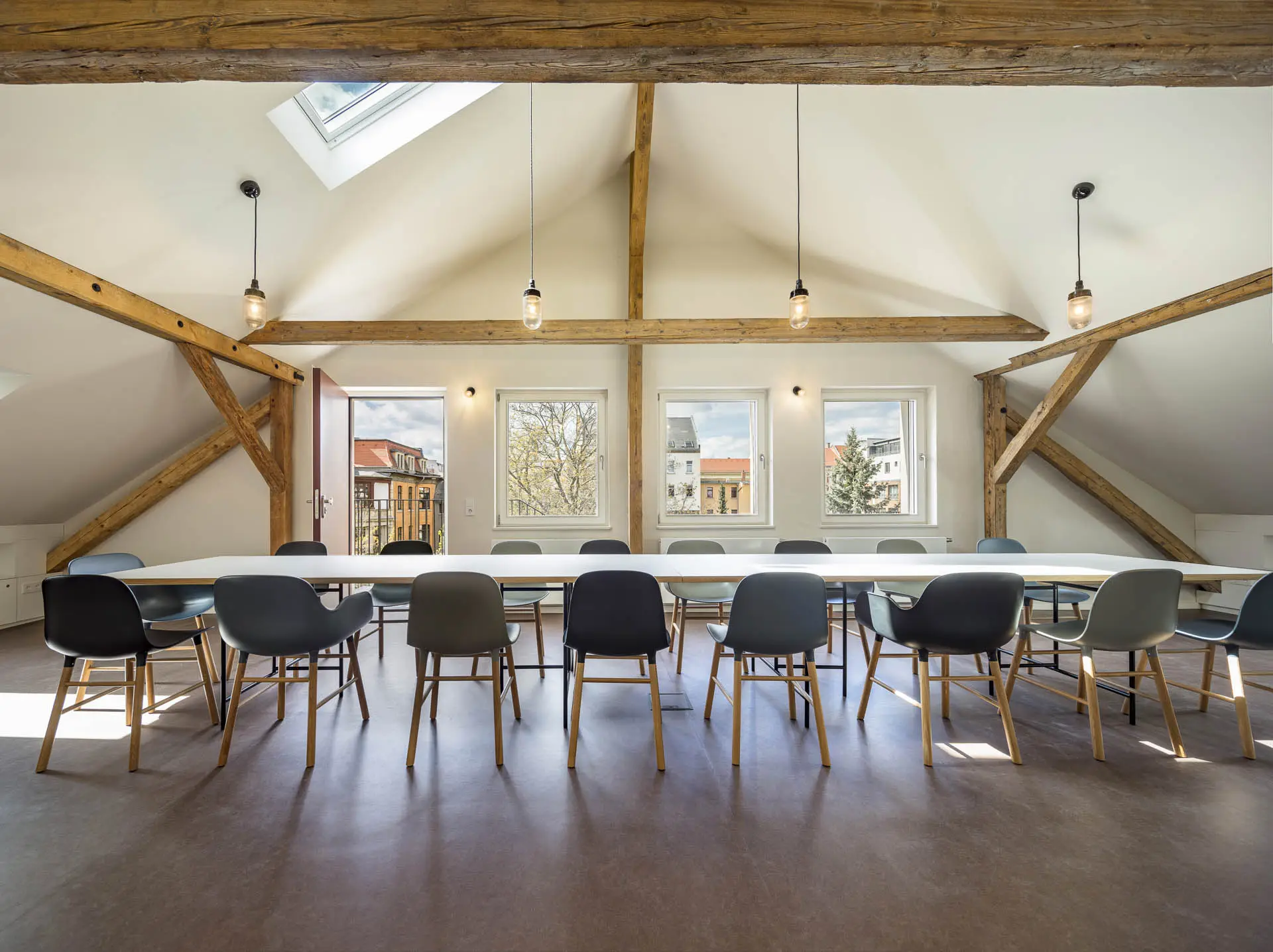 Die Giebelfenster bieten einen spannenden Ausblick über Plagwitz Die Giebelfenster bieten einen spannenden Ausblick über Plagwitz