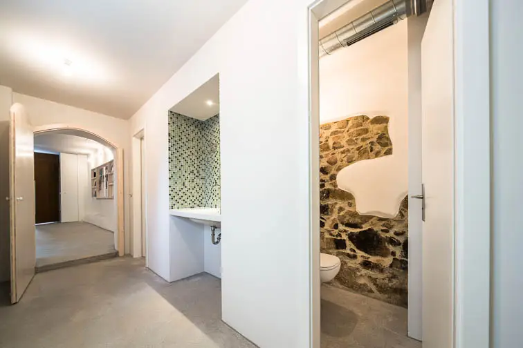 Eine historische Türöffnung mit moderner Tür fürht zu den Nebenräumen Eine historische Türöffnung mit moderner Tür fürht zu den Nebenräumen