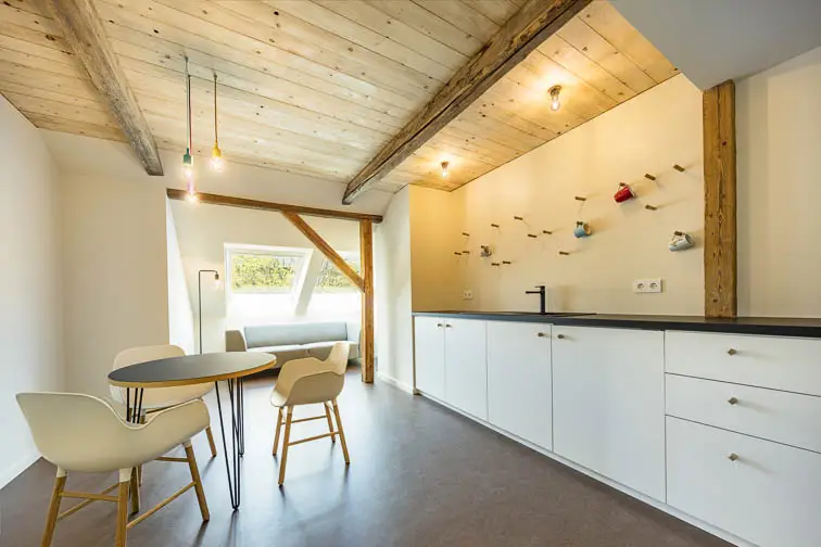 Historische Holznägel zum Aufhängen von Tassen erinnern an die ehemalige Nutzung als Heuboden Historische Holznägel zum Aufhängen von Tassen erinnern an die ehemalige Nutzung als Heuboden