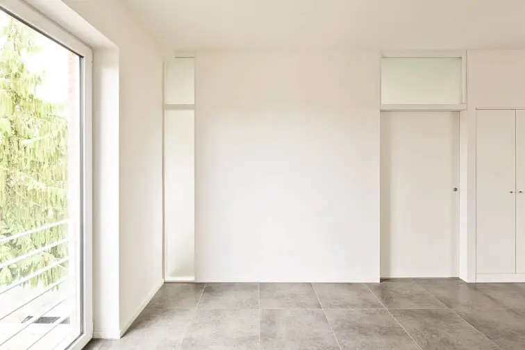 Ein weiteres bodentiefes Fenster an der Giebelseite. Ein Glasseitenteil, ein Oberlicht und eine Schiebet&uuml;r belichten den Wohnraum in der Tiefe der Wohnung