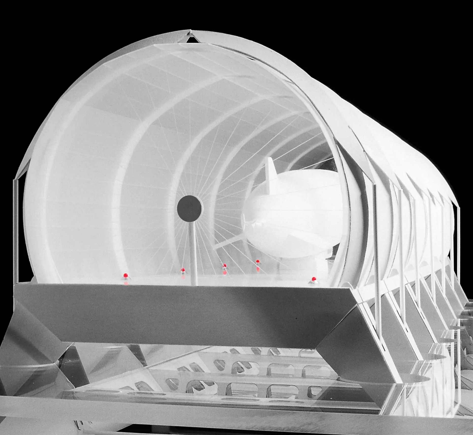 Das Modell im Maßstab 1:200. Es lässt erahnen, warum Luftschiffhallen auch als »Kathedralen des Aluminiumzeitalters« bezeichnet werden. Modellfoto © Wolfgang von Gliszczynski Das Modell im Maßstab 1:200. Es lässt erahnen, warum Luftschiffhallen auch als »Kathedralen des Aluminiumzeitalters« bezeichnet werden. Modellfoto © Wolfgang von Gliszczynski