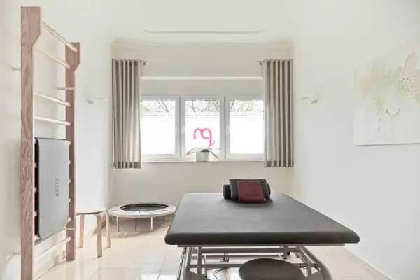 Einer von vier lichtdurchfluteten Behandlungsräumen