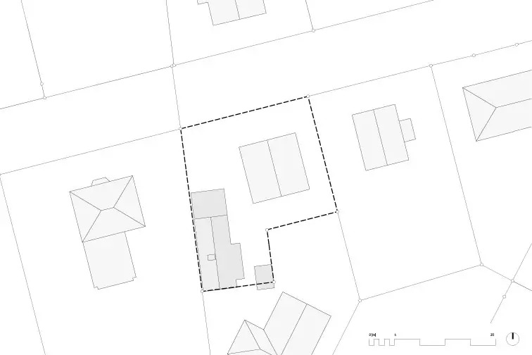 Im Lageplan zeigt sich, dass das Haus heute nicht mehr genehmigungsfähig wäre. Daher spielte der Erhalt des Bestandsschutz eine zentrale Rolle des Konzepts Im Lageplan zeigt sich, dass das Haus heute nicht mehr genehmigungsfähig wäre. Daher spielte der Erhalt des Bestandsschutz eine zentrale Rolle des Konzepts