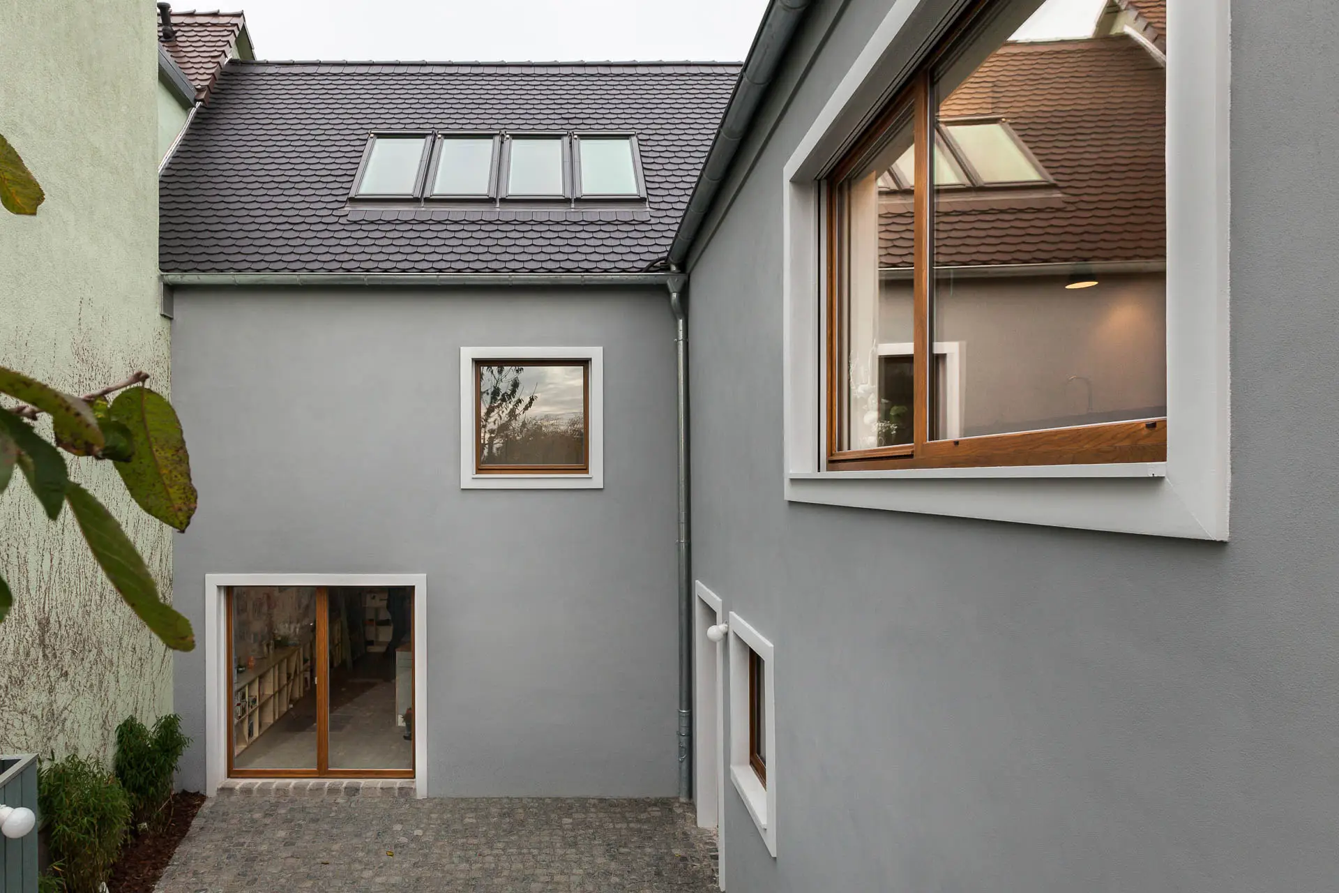 Vorspringende und farblich abgsetze Faschen rahmen die hofseitigen Fenster Vorspringende und farblich abgsetze Faschen rahmen die hofseitigen Fenster