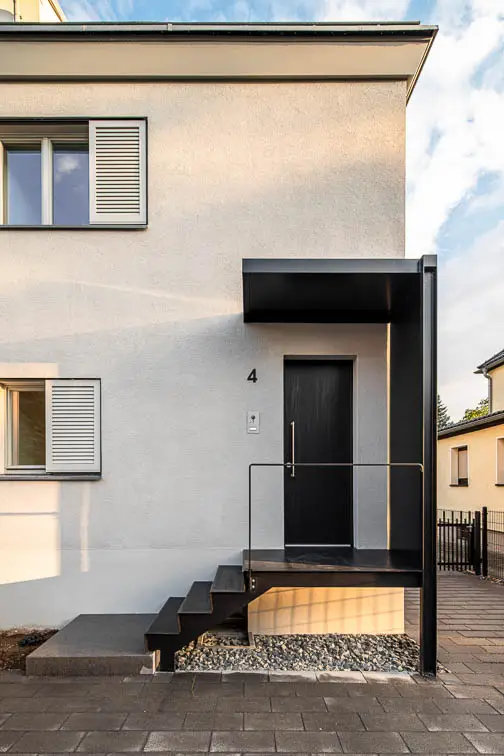 Der neue Hauseingang pr&auml;sentiert sich als Stahlkonstruktion