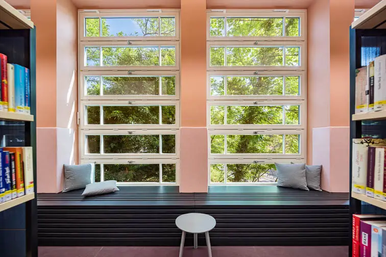 Sitzfenster laden zum Schmökern ein Sitzfenster laden zum Schmökern ein