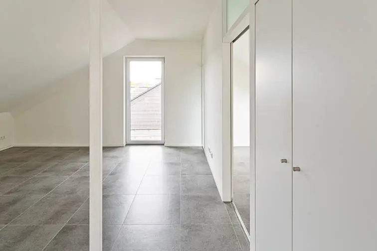 Ein Einbauschrank neben dem Schornstein bringt Stauraum bei begrenzen Platzverh&auml;ltnissen