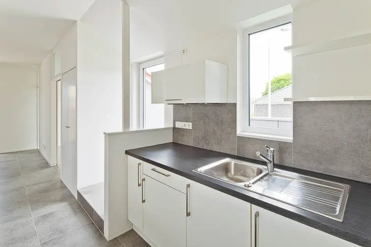 Um die Erschlie&szlig;ungsachse nutzen zu k&ouml;nnen, lagert die tragende Firstpfette auf mehren Stahlrahmen. Zwei St&uuml;tzen im Raum sichtbar