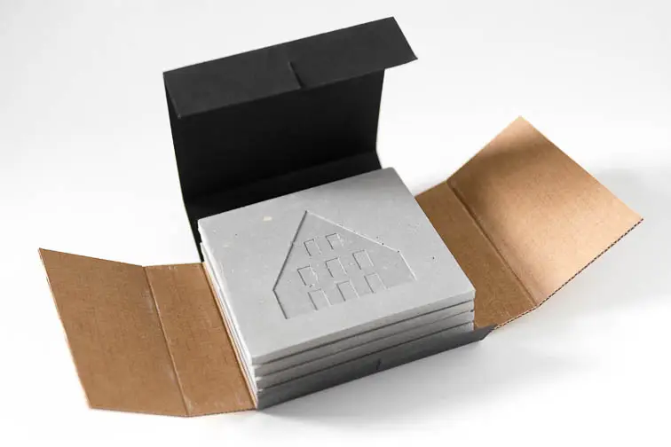 Die Untersetzer bestehen aus faserbewehrtem Feinbeton Die Untersetzer bestehen aus faserbewehrtem Feinbeton