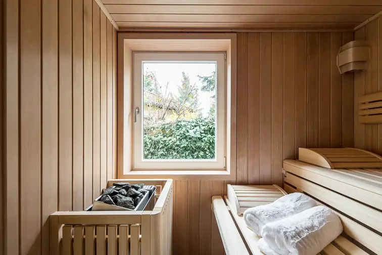 Ausblick ins Grüne: dieses Fenster konnten wir durch den Bestandsschutz erhalten Ausblick ins Grüne: dieses Fenster konnten wir durch den Bestandsschutz erhalten