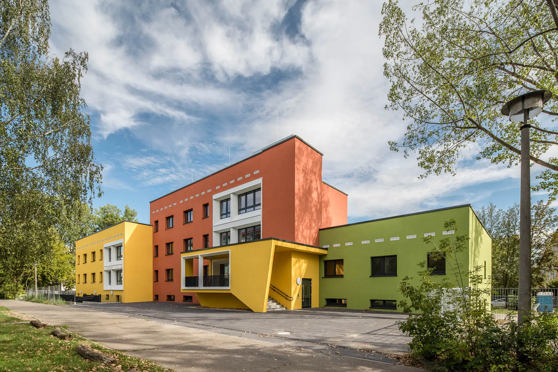 Eine bunte Abfolge von gestaffelten Bauk&ouml;pern entwickelt sich entlang des Erschlie&szlig;ungswegs