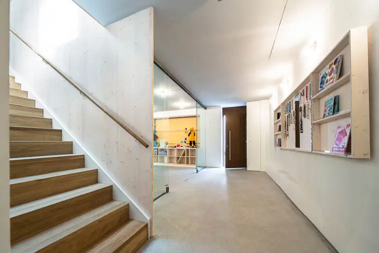 Dreischichtplatten flankieren die Holztreppe Dreischichtplatten flankieren die Holztreppe