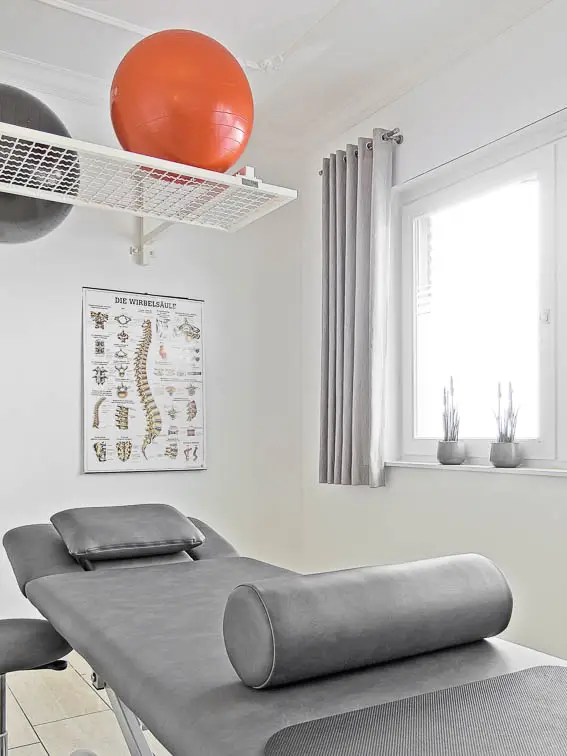 Der große Behandlungsraum 1 ermöglicht entspanntes Arbeiten Der große Behandlungsraum 1 ermöglicht entspanntes Arbeiten