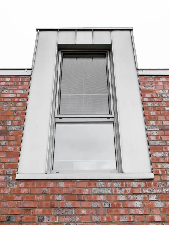 das zentrale Zwerchhaus markiert die Position der Treppen