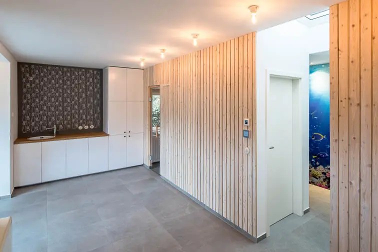 von der Sauna inspiriert, schafft Holz im Ruheraum Behaglichkeit von der Sauna inspiriert, schafft Holz im Ruheraum Behaglichkeit