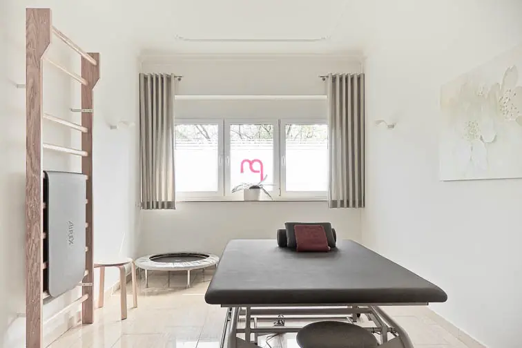 Einer von vier lichtdurchfluteten Behandlungsräumen