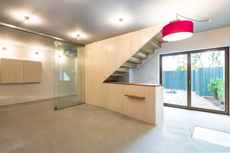 Die Treppenwange wird mit dem Kassentresen zur Skulptur Die Treppenwange wird mit dem Kassentresen zur Skulptur